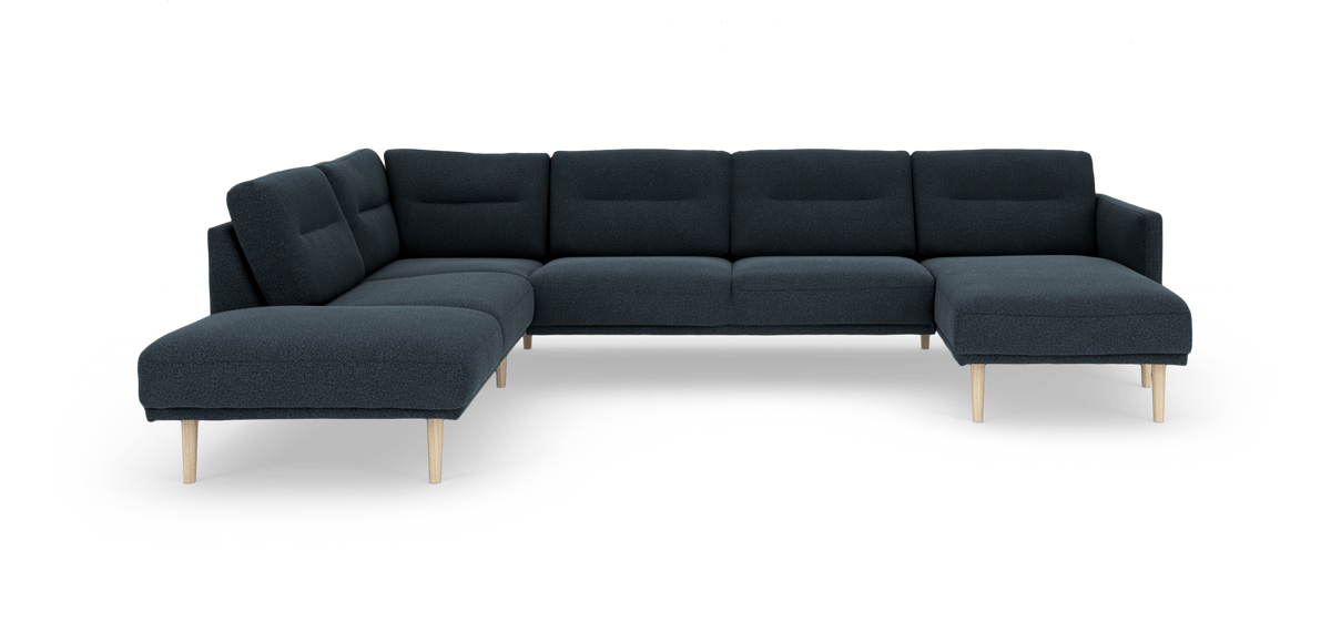 Mørkeblå modulær hjørnesofa med chaiselong og lyse træben, frilagt på hvid baggrund.