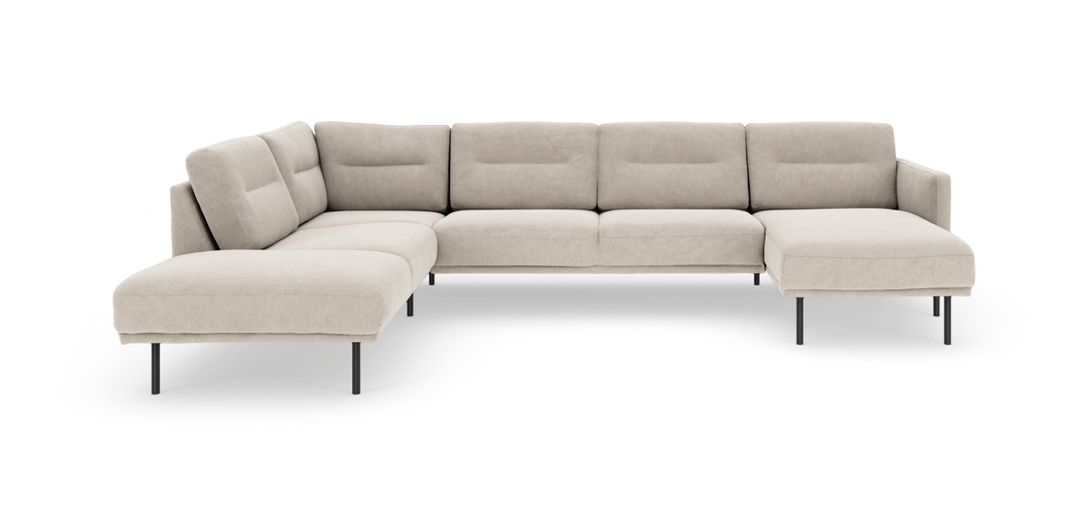 Beige L-formet modulsofa med chaiselong til højre på slanke sorte ben.