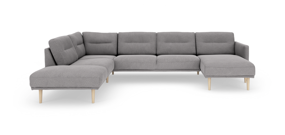 Stor grå U-sofa med chaiselong til højre og åbent afslut til venstre, træben, frilagt på hvid baggrund.