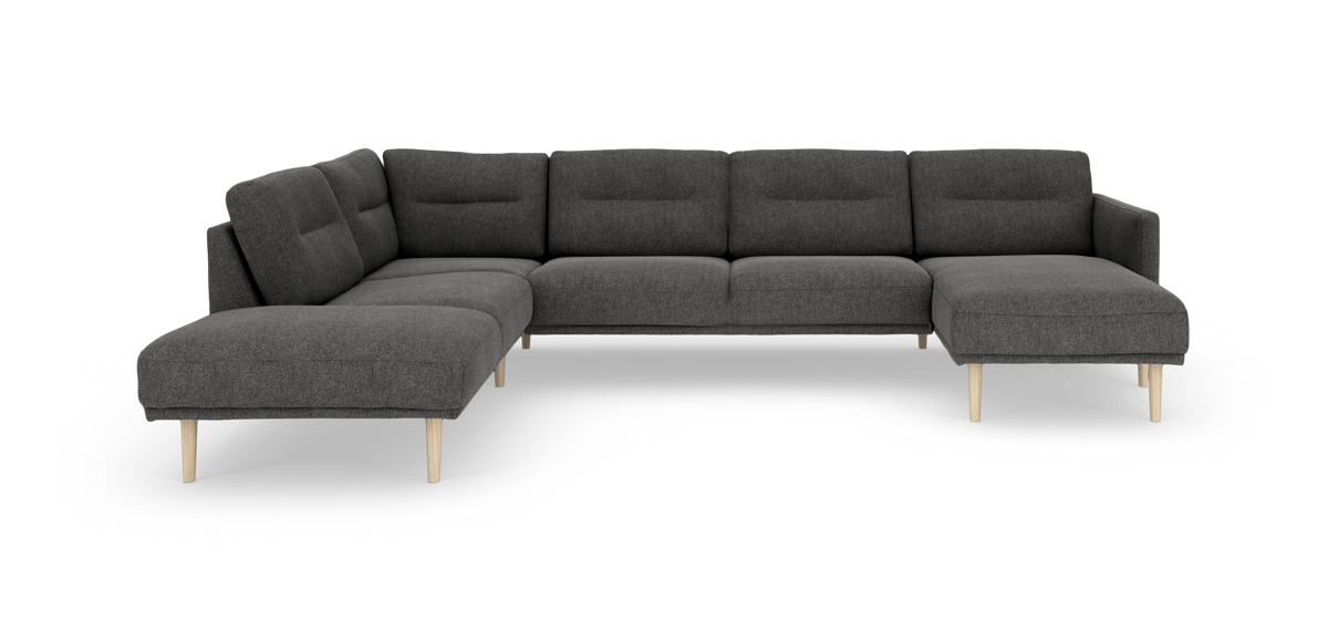 Mørkegrå modulær U-sofa med to chaiselonger og lyse træben, frilagt på hvid baggrund.