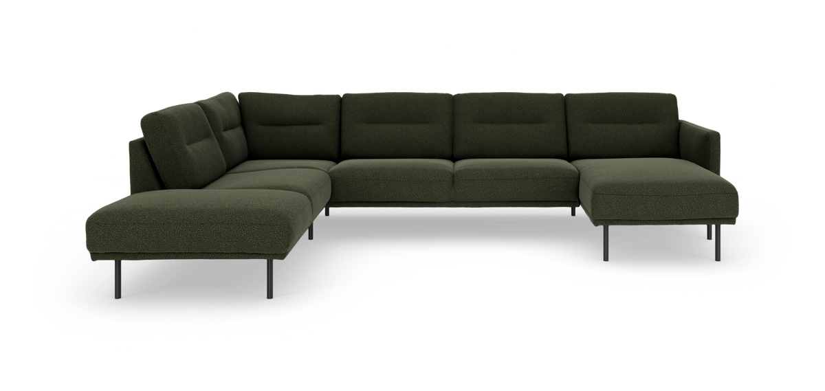 Mørkegrøn modulsofa i L‑form med chaiselong til højre og slanke metalben, frilagt på hvid baggrund.