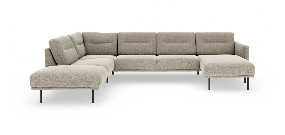Beige modulsofa i hjørneopstilling med chaiselong til højre og slanke sorte ben, fritlagt på hvid baggrund.
