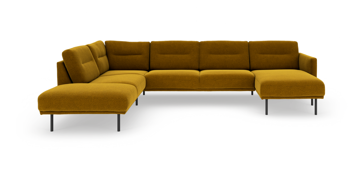 Modulær hjørnesofa i sennepsgul stof med metalben, frilagt på hvid baggrund.