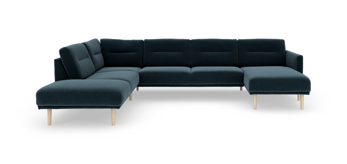Mørk petrolblå modulær hjørnesofa med chaiselong i højre side og lyse træben, frilagt på hvid baggrund.