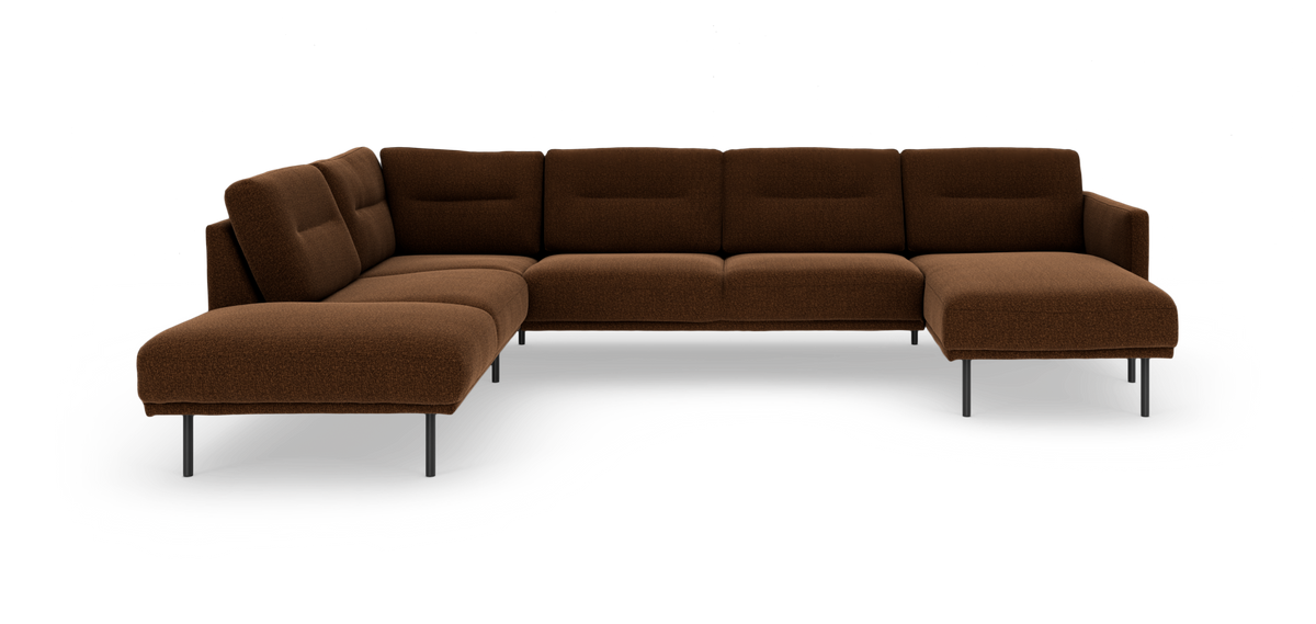 Brun modulsofa i hjørneform med chaiselong til højre og metalben, frilagt på hvid baggrund.