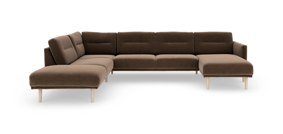 Brun modul-hjørnesofa i U-form med chaiselong til højre og lyse træben.