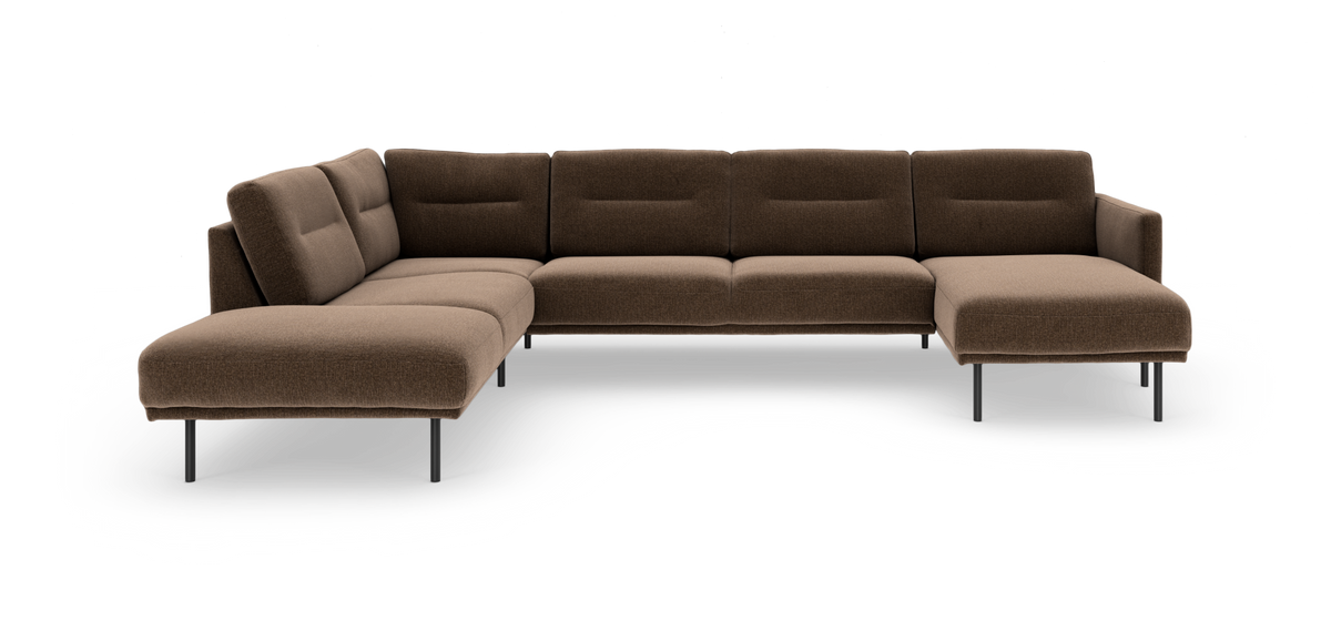Modulær L-sofa i brun tekstil med chaiselong til højre og slanke metalben, frilagt på hvid baggrund.