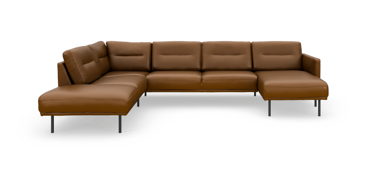 Brun L-formet hjørnesofa i læder med metalben, fritlagt på hvid baggrund.