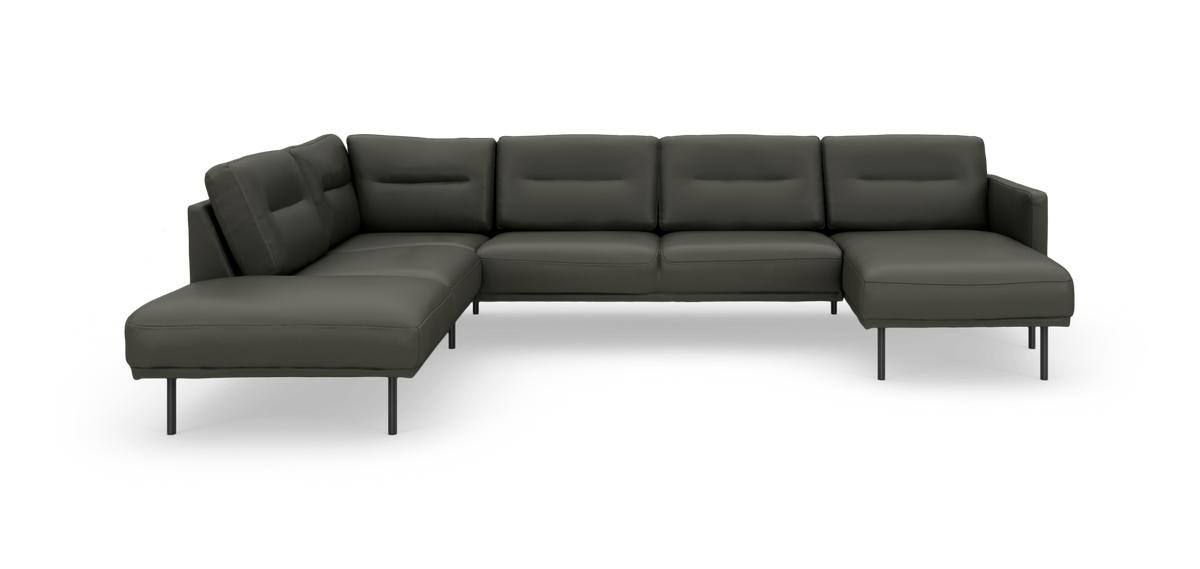 Mørkegrøn modulsofa i U‑form med chaiselong i begge ender og slanke metalben, frilagt på hvid baggrund.