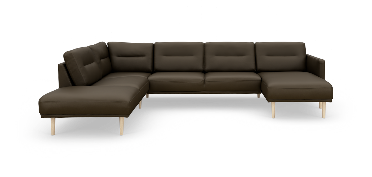 Mørkebrun modulhjørnesofa i U‑form med chaiselonger i begge ender og lyse træben, frilagt på hvid baggrund.