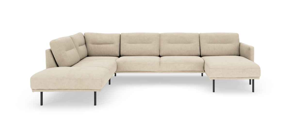 Lys beige modulsofa i U‑form med chaiselong til højre og slanke sorte ben, frilagt på hvid baggrund.