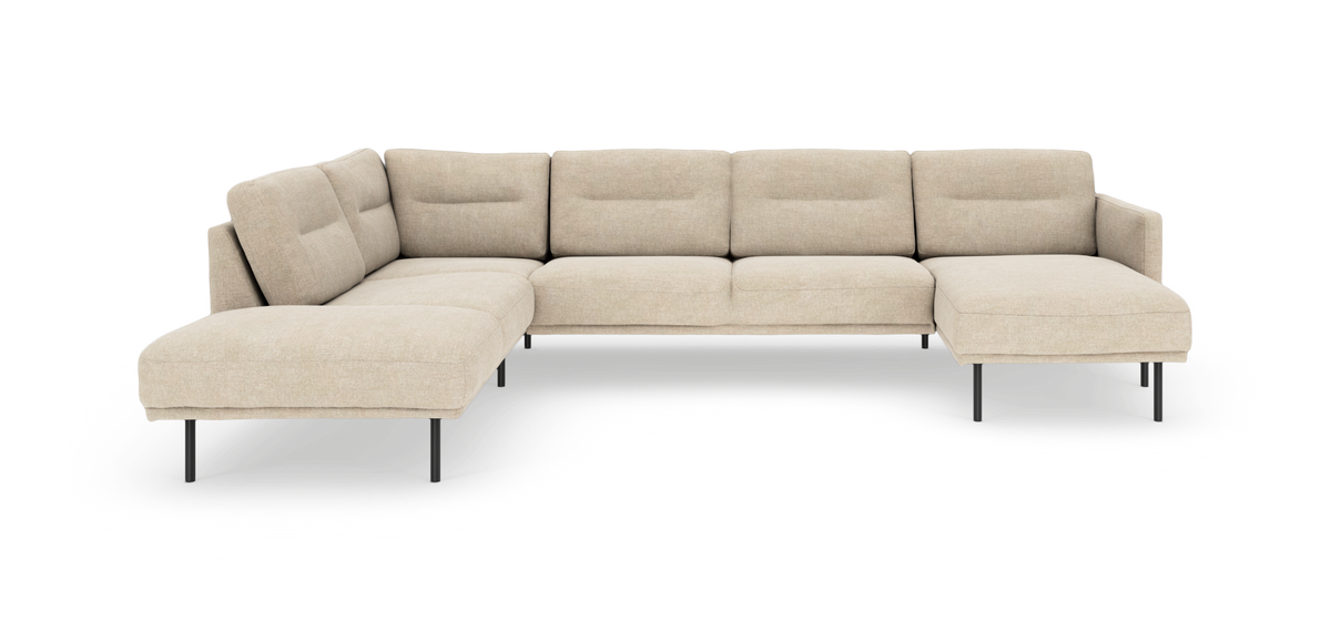 Beige L-formet modulsofa med chaiselong til højre og slanke sorte ben.