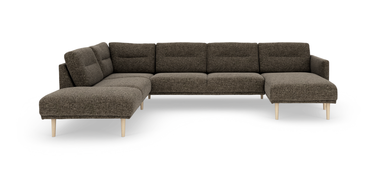 Modulær L‑sofa i mørkebrunt stof med lyse træben, fritlagt på hvid baggrund.