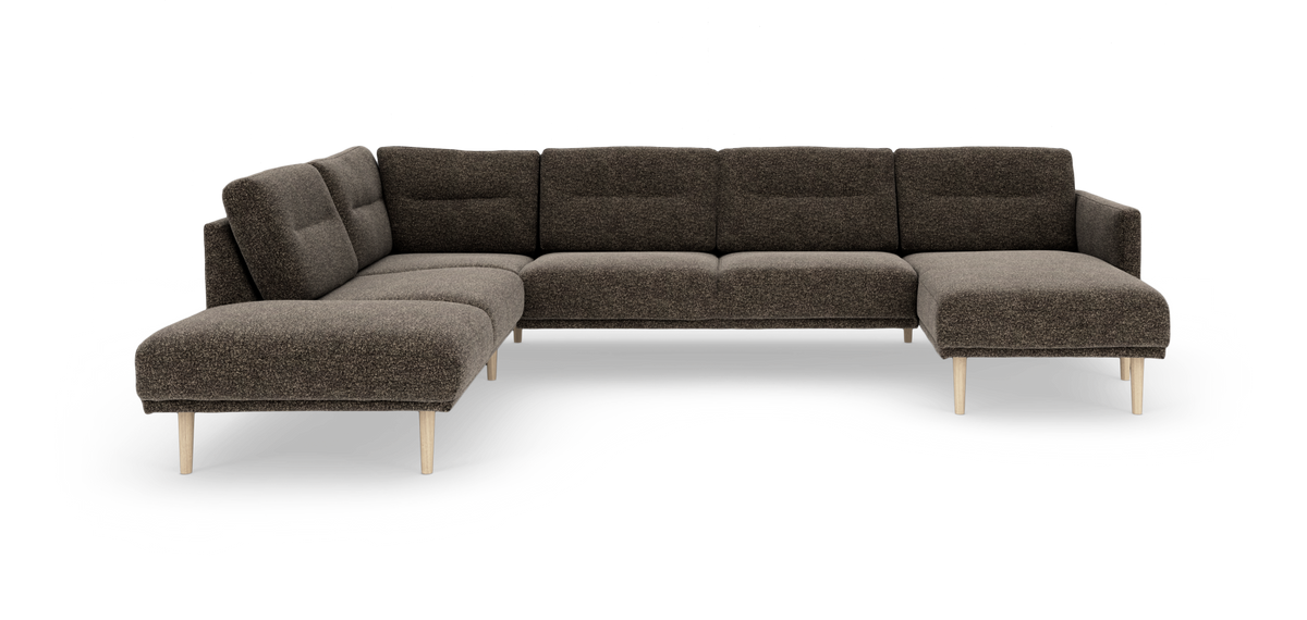 Modulær hjørnesofa i mørkebrun tekstil med chaiselong og lyse træben, frilagt på hvid baggrund.