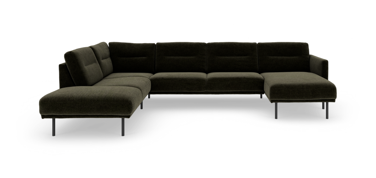 Mørkegrøn modulsofa i U‑form med chaiselong til højre og slanke metalben.