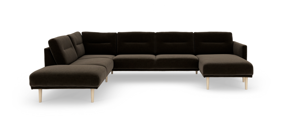 Modulær hjørnesofa i mørkebrun tekstil med chaiselong til højre og åbent afslut til venstre, lyse træben.