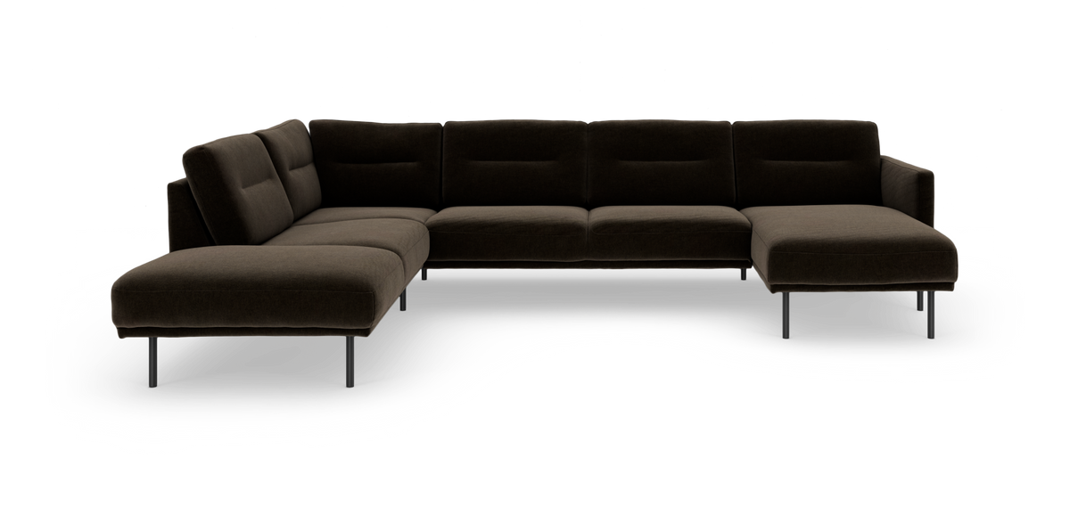 Mørkebrun modulsofa i U‑form med chaiselong til højre, slanke metalben, frilagt på hvid baggrund.