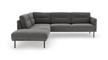 Mørkegrå L‑sofa med chaiselong til venstre på slanke sorte ben, frilagt på hvid baggrund.