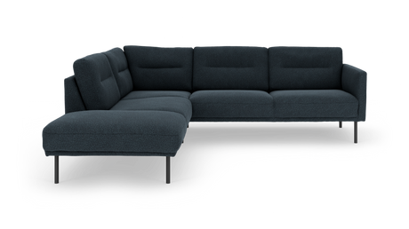 Mørkeblå L‑formet hjørnesofa med chaiselong til venstre og slanke metalben, frilagt på hvid baggrund.