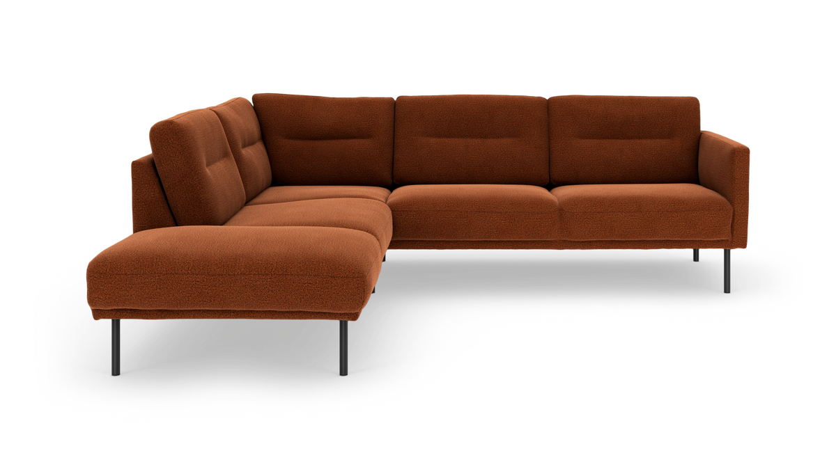 Brunrød hjørnesofa i boucléstof med slanke metalben, frilagt på hvid baggrund.