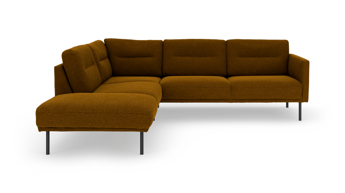 Sennepsgul L-formet modulsofa med slanke metalben, frilagt på hvid baggrund.