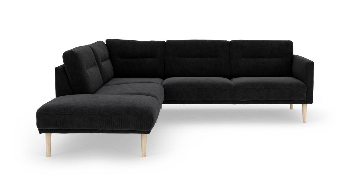 Sort hjørnesofa med chaiselong til venstre, slanke lyse træben og rene, moderne linjer på hvid baggrund.