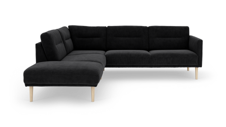 Sort hjørnesofa med chaiselong til venstre, slanke lyse træben og rene, moderne linjer på hvid baggrund.
