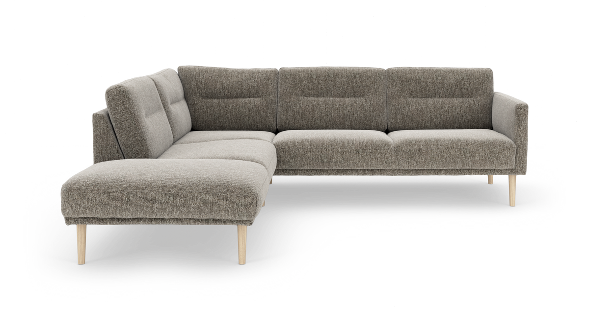 L-formet modulsofa i gråbeige tekstil med træben, frilagt på hvid baggrund.