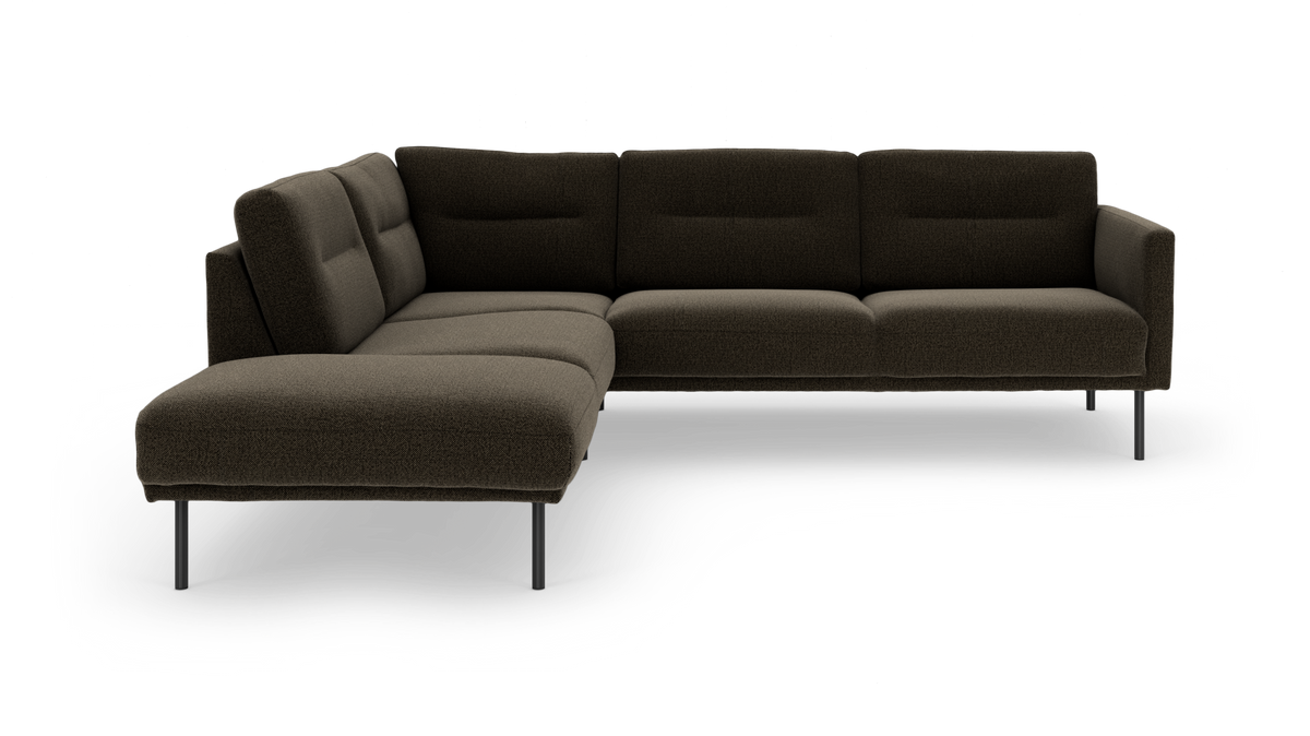Mørkebrun L-formet modulsofa med venstrevendt chaiselong og slanke metalben, frilagt på hvid baggrund.