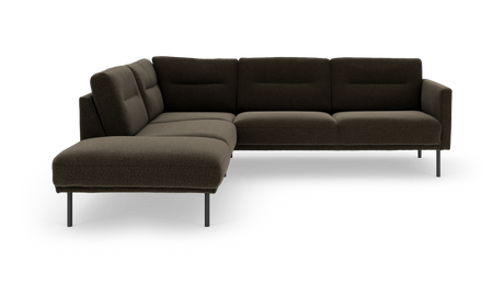 Mørkebrun L-formet modulsofa med venstrevendt chaiselong og slanke metalben, frilagt på hvid baggrund.