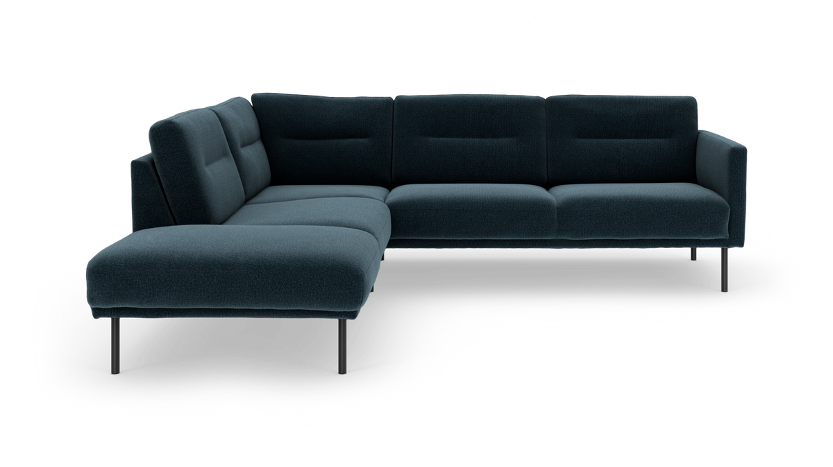 Mørkeblå L‑sofa i moderne design med slanke metalben, frilagt på hvid baggrund.