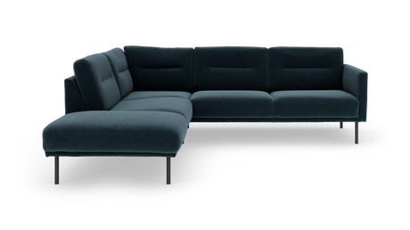 Mørkeblå L‑sofa i moderne design med slanke metalben, frilagt på hvid baggrund.