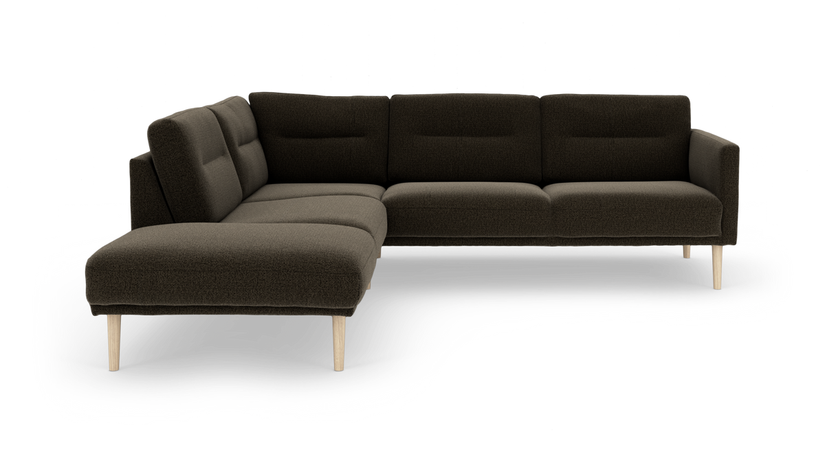 Mørkebrun L‑sofa med chaiselong til venstre og lyse træben, frilagt på hvid baggrund.