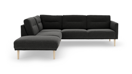 Mørkegrå L‑sofa med venstrevendt chaiselong og lyse træben, moderne og polstret, frilagt på hvid baggrund.