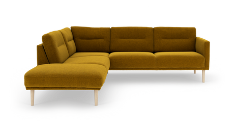 Hjørnesofa i sennepsgul tekstil med træben, L‑form med chaiselong til venstre.