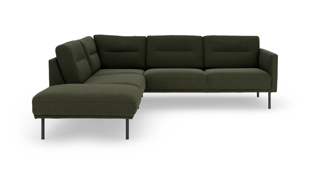 Mørkegrøn L‑formet modulsofa med metalben, studiebillede.
