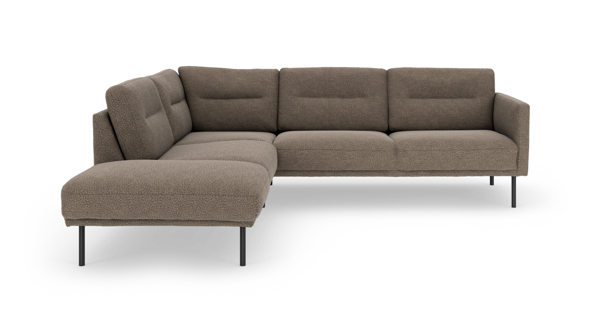 Brun L-formet hjørnesofa i bouclé med slanke metalben.