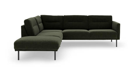Mørkegrøn L‑formet modulsofa med metalben, frilagt på hvid baggrund.