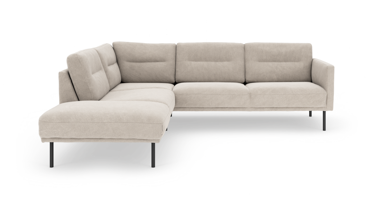 Beige hjørnesofa med venstrevendt chaiselong og slanke sorte ben, frilagt på hvid baggrund.