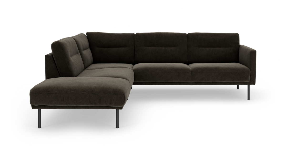 Mørkebrun L‑formet modulsofa med slanke metalben set forfra i vinkel på hvid baggrund.