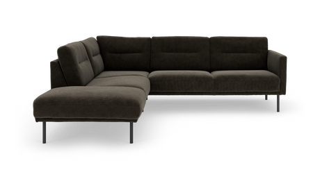 Mørkebrun L‑formet modulsofa med slanke metalben set forfra i vinkel på hvid baggrund.