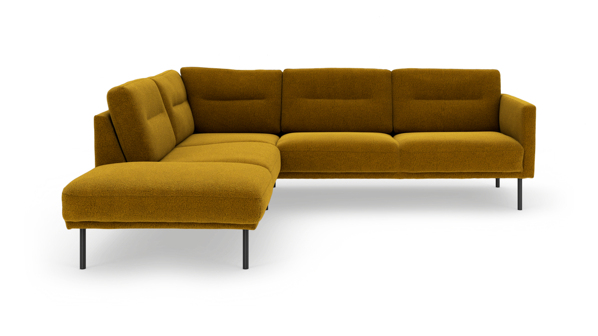 Sennepsgul L-sofa med venstrevendt chaiselong på slanke metalben, fritlagt produktfoto.
