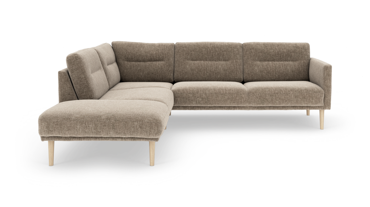 Beige L-formet modulsofa i stof med træben, vist mod hvid baggrund.