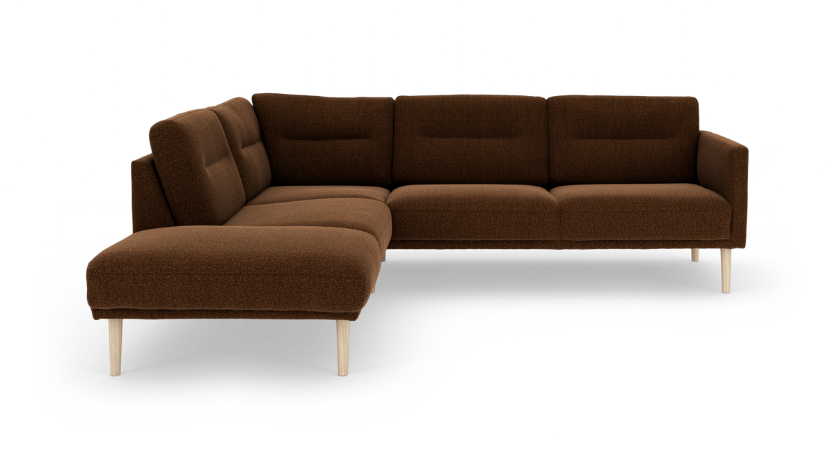 Brun L‑formet modulsofa i stof med lyse træben.