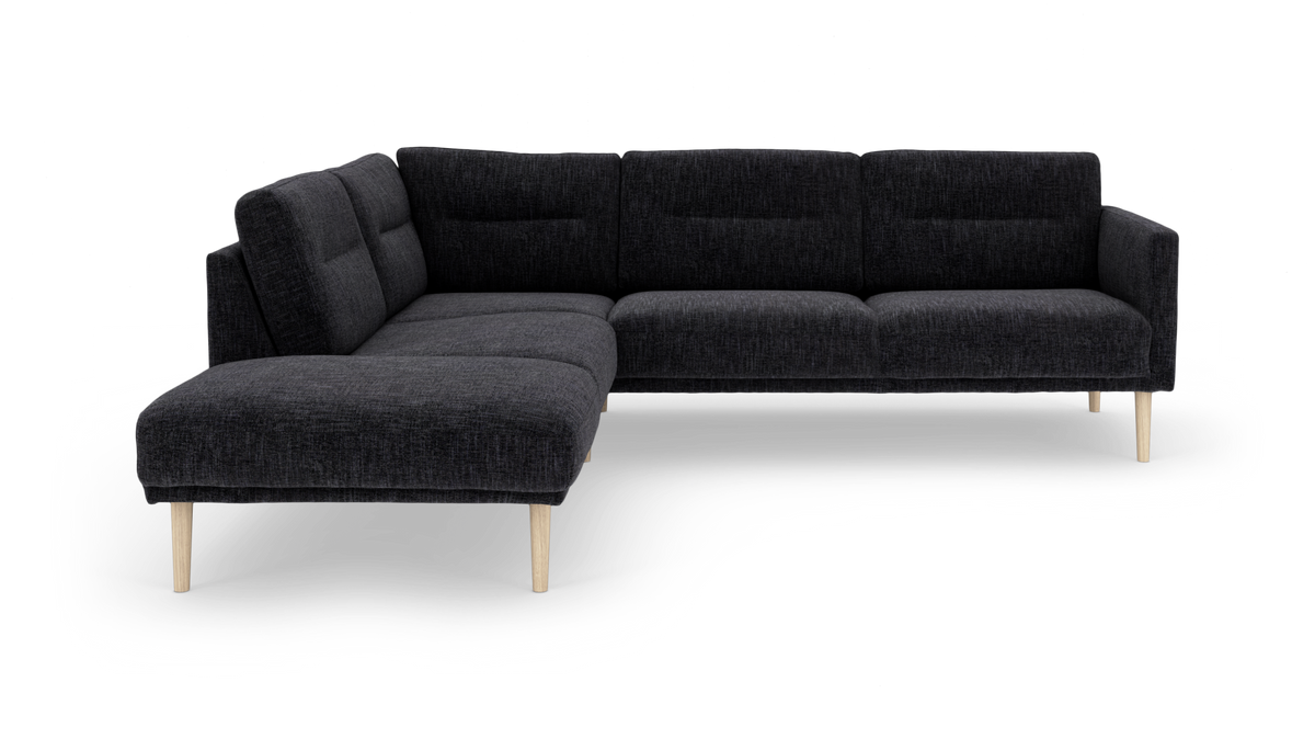 Mørkegrå hjørnesofa med chaiselong og lyse træben.