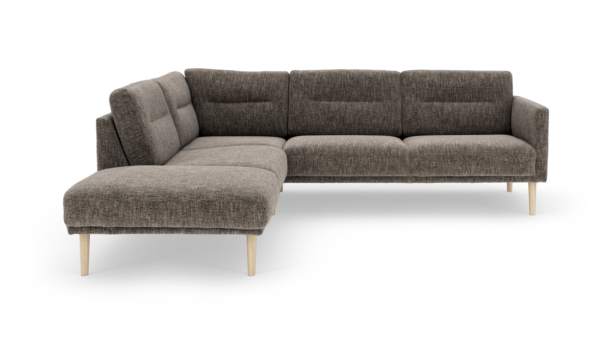 Mørkegrå L‑sofa med venstrevendt chaiselong og lyse træben, frilagt på hvid baggrund.