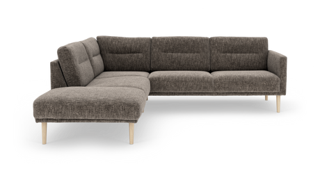 Mørkegrå L‑sofa med venstrevendt chaiselong og lyse træben, frilagt på hvid baggrund.