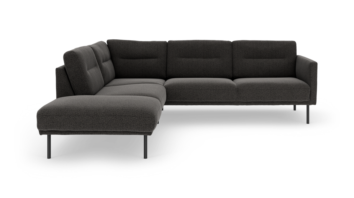 Mørkegrå L-formet hjørnesofa med venstrevendt chaiselong på slanke metalben, frilagt på hvid baggrund.