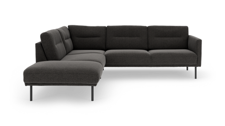 Mørkegrå L-formet hjørnesofa med venstrevendt chaiselong på slanke metalben, frilagt på hvid baggrund.