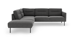 Mørkegrå modulopbygget hjørnesofa med slanke metalben, frilagt på hvid baggrund.